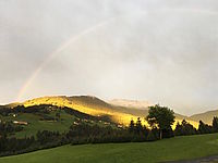 Vitalhof Tunelhof mit Blick auf das Kellerjoch mit Regenbogen