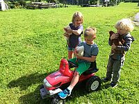 Streicheltiere am Kinder Bauernhof in Tirol