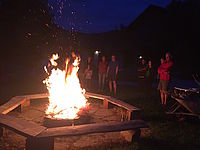 Lagerfeuer am kinderfreundlichen Bauernhof in Tirol