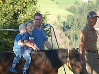 Ponyreiten am Kinder Bauernhof Tunelhof in Tirol