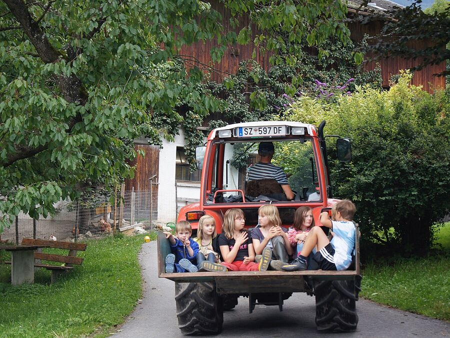 Traktorfahrt mit Kindern am Urlaubsbauernhof Tunelhof in Tirol