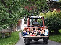 Mitfahren am Traktor am Bauernhof Tunelhof in Tirol