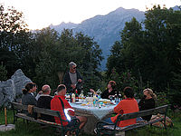 Innenhof am Bauernhof Tunelhof mit Steintisch