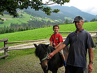 Mithilfe im Stall für Gästekinder am Tunelhof in Weerberg