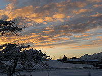 Abendstimmung im Winter am Kinderbauernhof Tunelhof in Weerberg