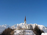 Kirche St. Peter am Weerberg im Winter