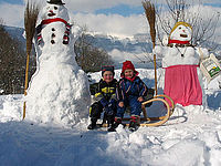 Schneemann bauen im Winterurlaub in Tirol